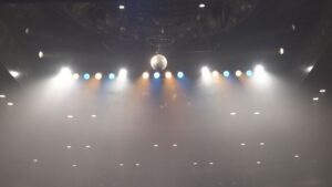舞台上の照明とミラーボール