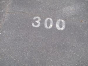 路面に書かれた「300」