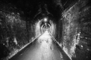 長く続く狭いトンネル