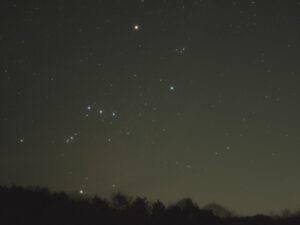 夜空に浮かぶオリオン座などの星座