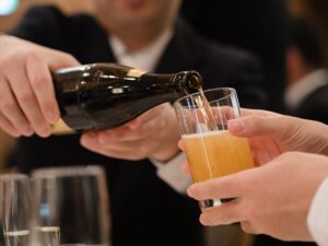 接待でビールをお酌している人