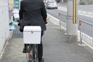 自転車に乗っている渉外担当者