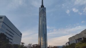 福岡タワーとテレビ局