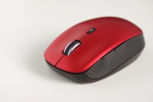 赤いワイヤレスマウス