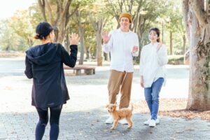 犬の散歩中に挨拶する人