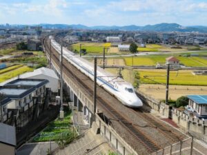 走行する新幹線