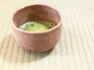 畳の上にある抹茶碗