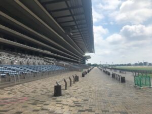 競馬場のスタンド