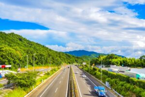 陸橋から眺める高速道路