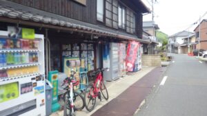 駄菓子屋の店先