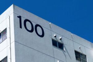 壁に１００と書かれている建物