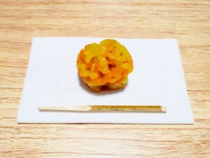 懐紙の上に置かれた和菓子