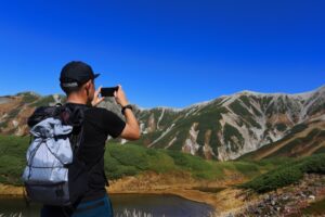 スマホで山を撮影する人