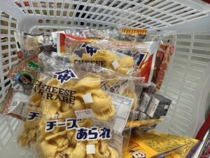 買い物カゴに入っている駄菓子