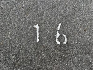 道路に描かれた「16」という文字