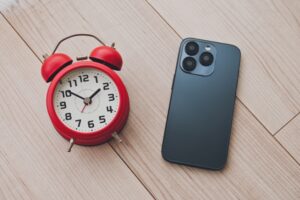 目覚まし時計とスマホ