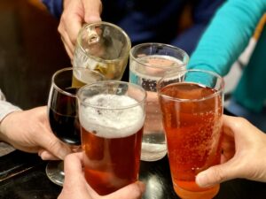 居酒屋での乾杯