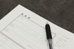 履歴書とペン