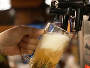 サーバーから注いでいる生ビール