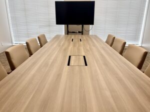 モニターが設置されている会議室
