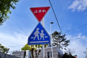 「止まれ」と「横断歩道」の標識