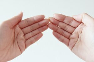 目隠しをする手