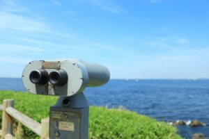 海に向いている双眼鏡