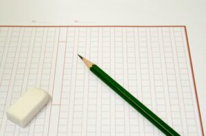 原稿用紙と鉛筆と消しゴム