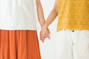 手を繫ぐ友達