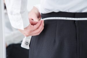 ウエストを採寸している様子