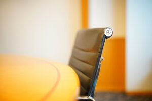 会議室のテーブルと椅子