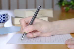 手紙を書くイメージ