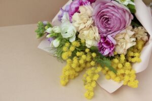 ミモザなどが入った花束