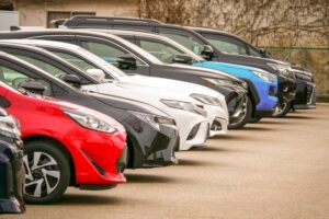 何台も並んでいる中古車の展示場