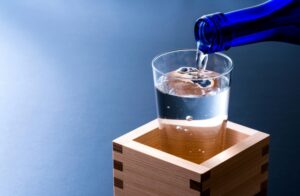 日本酒を注ぐ様子