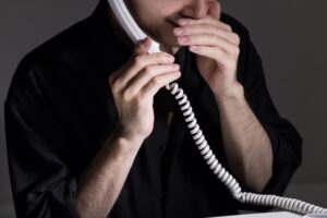 電話をする怪しげな人物