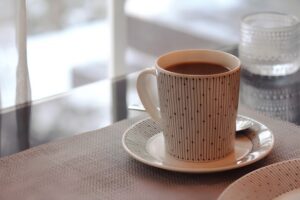 テーブルに置かれたコーヒー