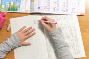 漢字を練習している子ども
