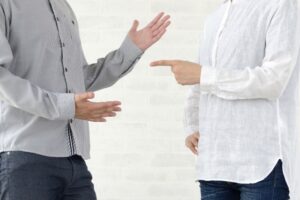 議論する男女