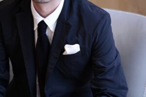 ポケットチーフを使っているスーツ姿の男性