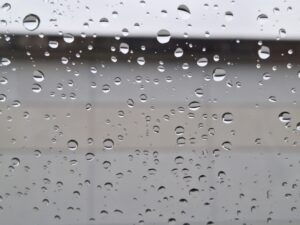 窓ガラスについた雨粒