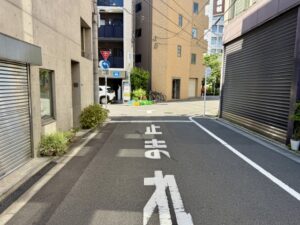 一時停止の標識がある交差点の風景